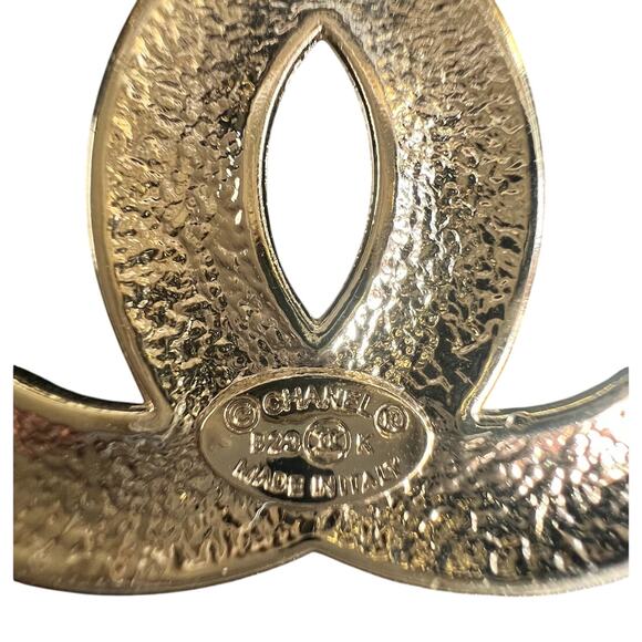 Chanel Gold and Black Textured Interlocking CC Brooch Fall/Winter 2023 (CCXX017) - Picture 5 of 5